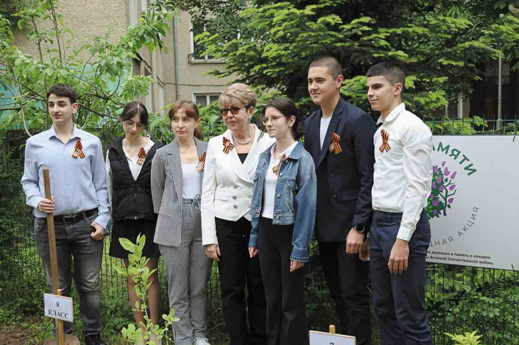 Акция "Сад памяти" в школе при посольстве России в Болгарии