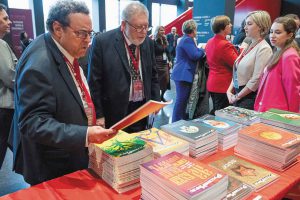 У стенда журнала "Русский мир.ru"