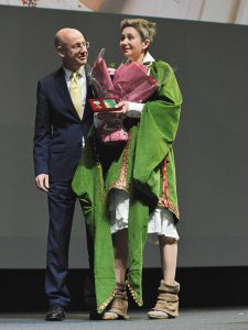 Председатель правления фонда "Русский мир" Александр Алимов вручил награду художнице Марине Ханковой