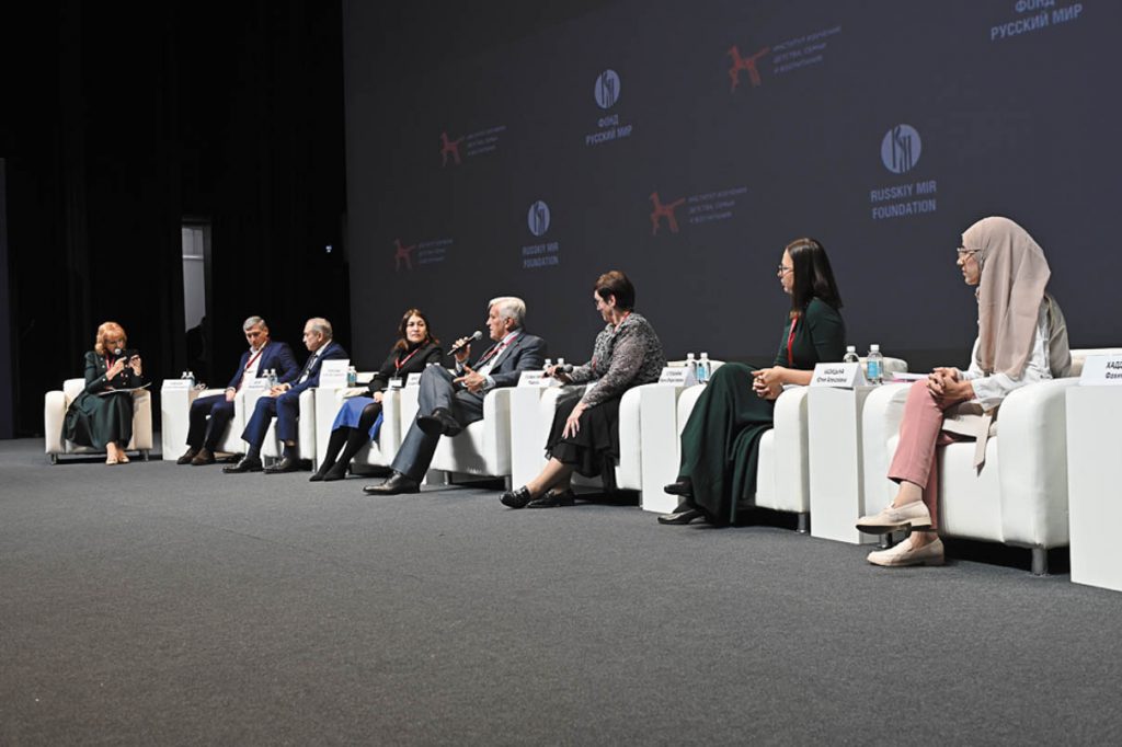 Участники панельной дискуссии "Русский язык — основа формирования идентичности"