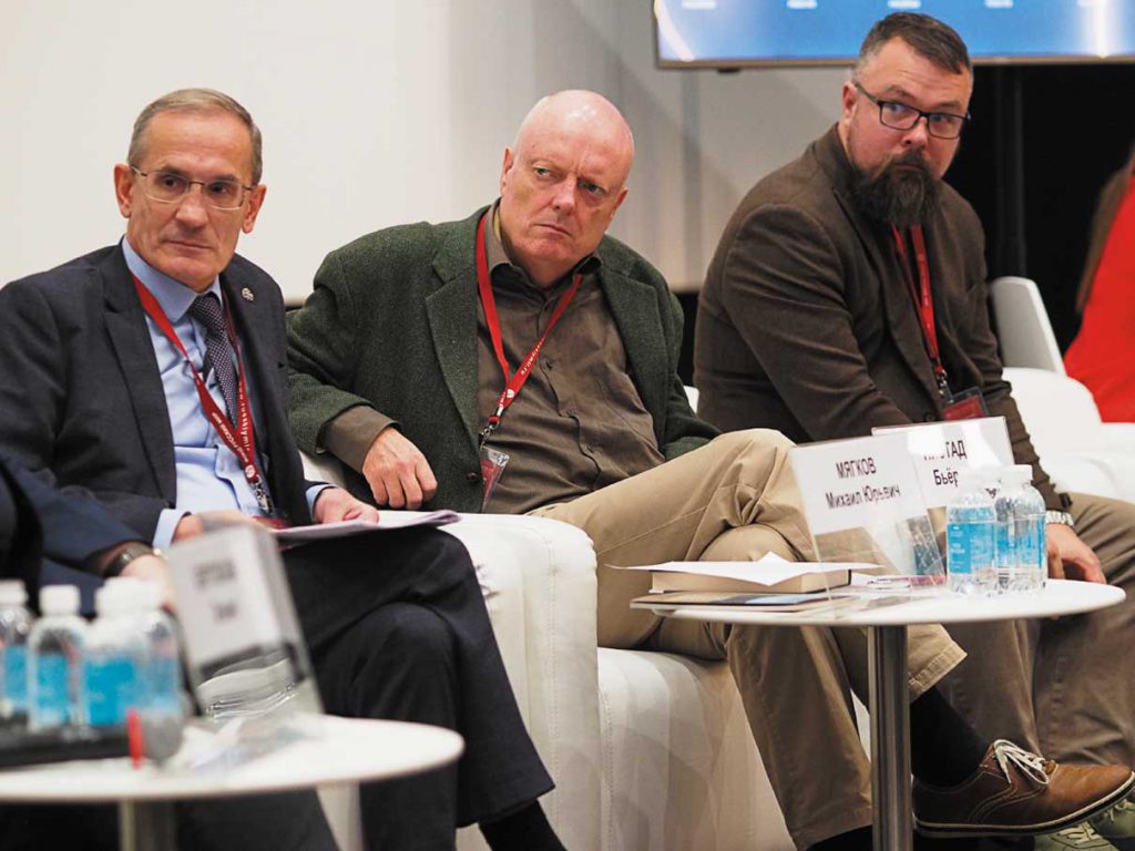 Научный директор РВИО, модератор дискуссии Михаил Мягков, историк Бьёрн Нистад (Норвегия) и журналист Тим Керби (слева направо)