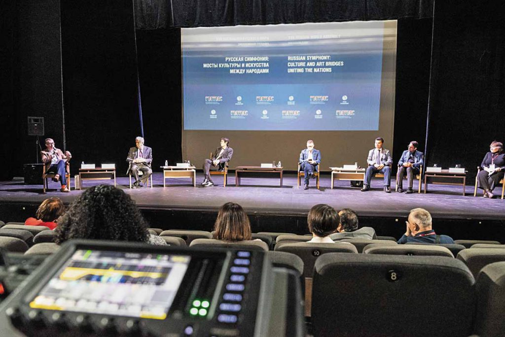 Участники панельной дискуссии "Русская симфония: мосты культуры и искусства между народами"