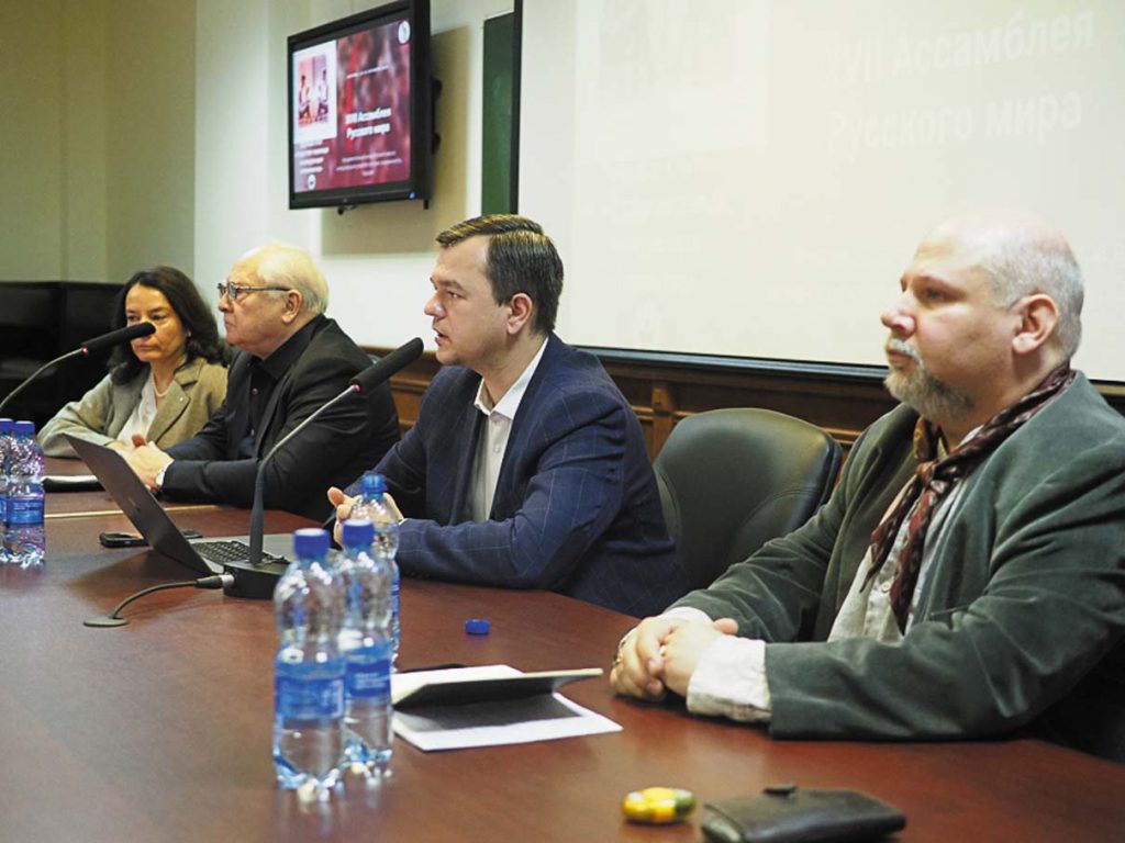 Заместитель директора Высшей школы перевода МГУ по научной работе, инновациям и международным научным связям Ольга Костикова, Николай Гарбовский, преподаватель кафедры теории и методологии перевода Сергей Ушаков и преподаватель Высшей школы перевода МГУ Александр Ницберг