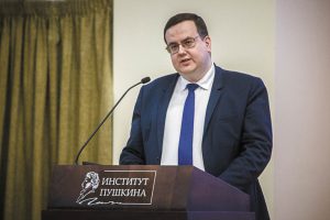 Участников дискуссии приветствовал ректор Института русского языка им. А.С. Пушкина Никита Гусев