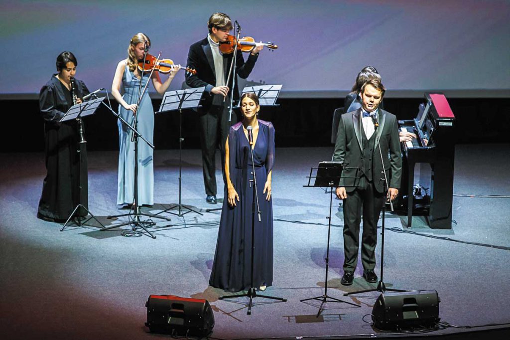 Перед гостями ассамблеи выступили участники проекта "Восходящие звезды"