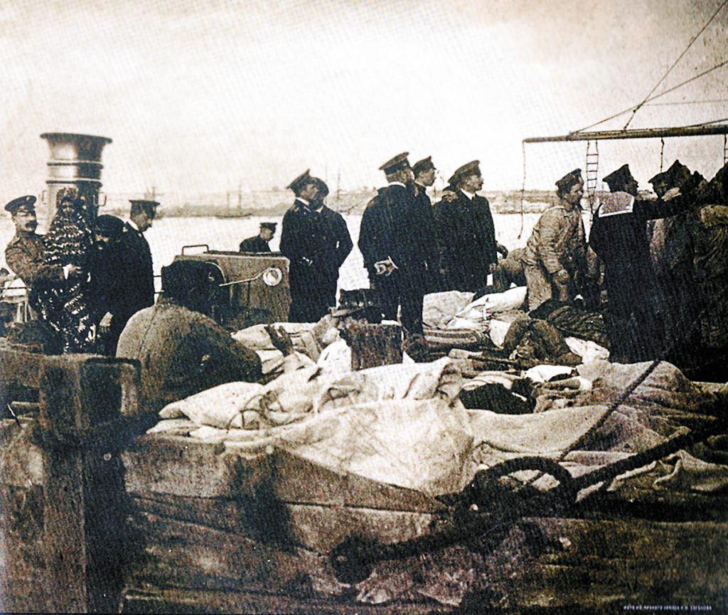 Evacuation of the wounded to the cruiser Admiral Makarov