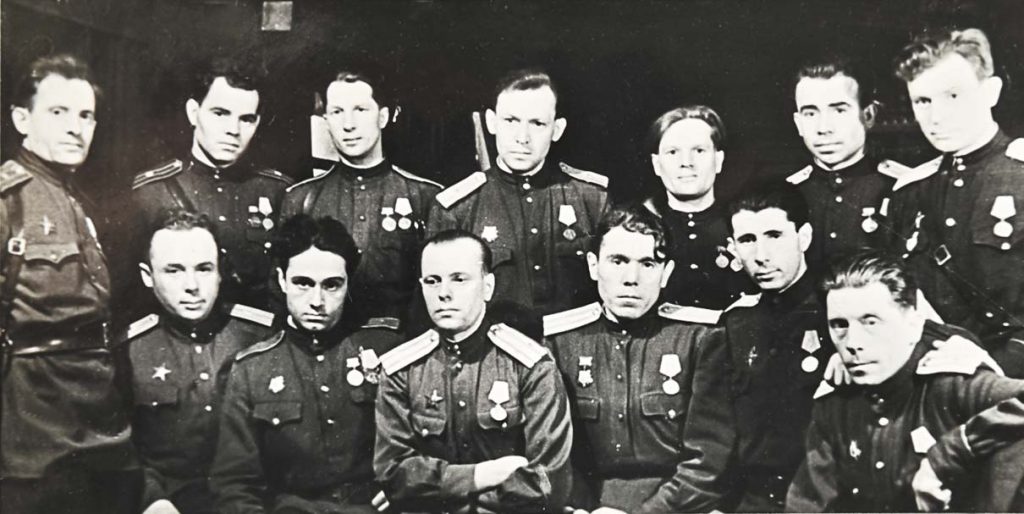 Чаковский (в первом ряду второй справа)