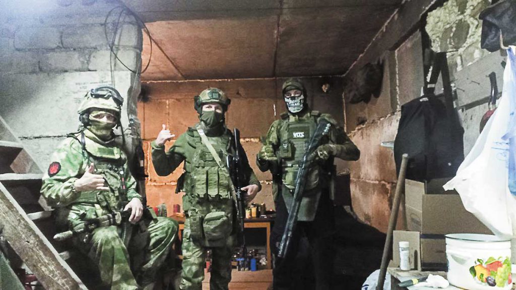 С сослуживцами на позиции в Ласточкино