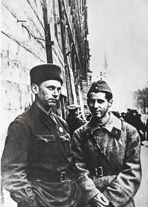 Фронтовой корреспондент Чаковский (справа) в блокадном Ленинграде