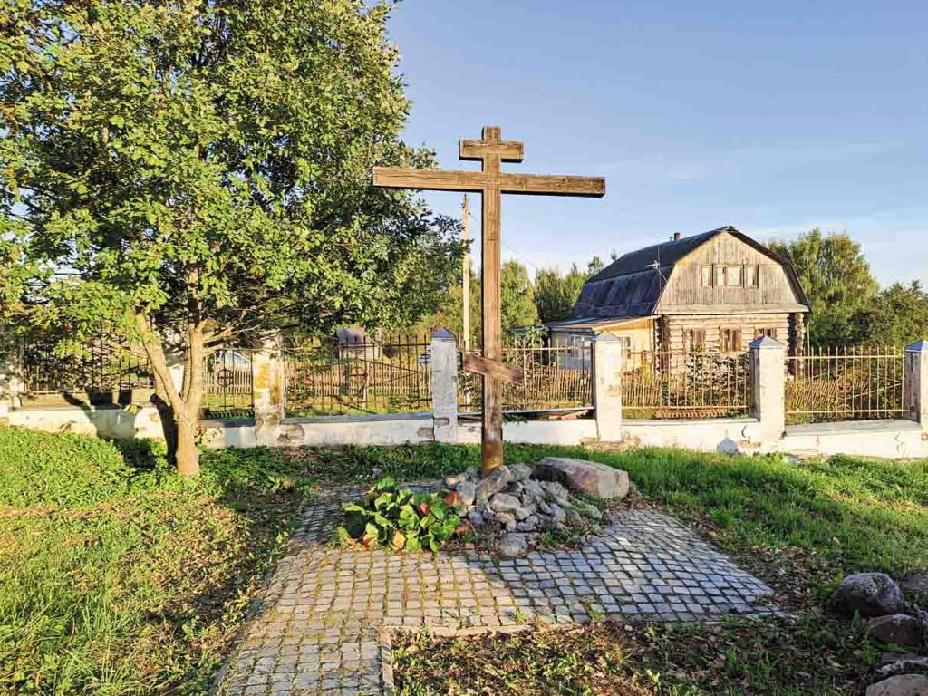 Крест, отмечающий место предполагаемого захоронения Ивана Сусанина в селе Домнино