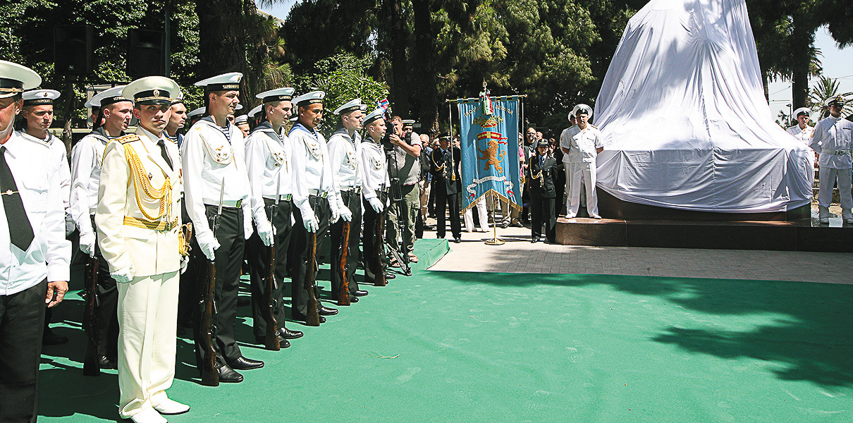 The honor guard of the Black Sea Fleet's large landing ship Caesar Kunikov at the monument to Russian sailors in Messina.