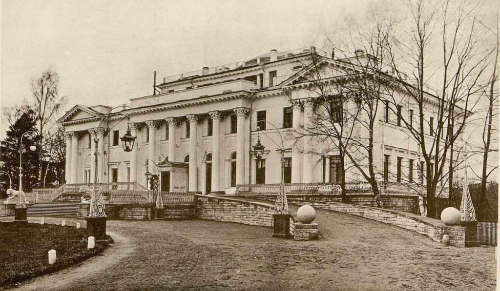 Летний императорский Елагин дворец на Елагином острове