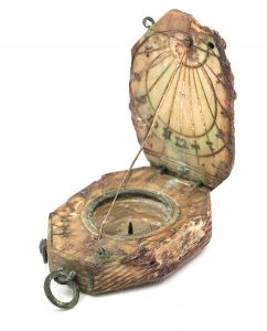 Компасные солнечные часы, найденные в заливе Симса