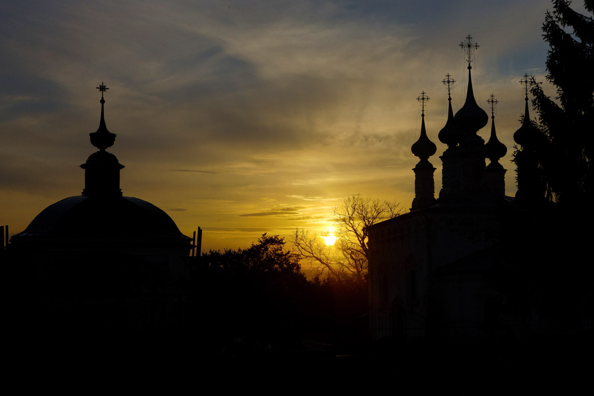 Церковь на закате