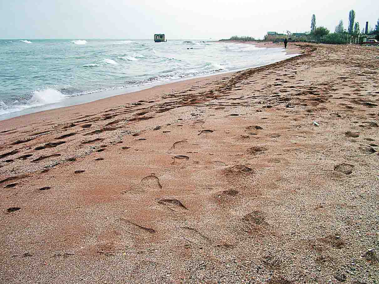 Песчаный берег Дербента ждет своих туристов. А для Афанасия Никитина он был первой остановкой на "первом море" в его Хождении