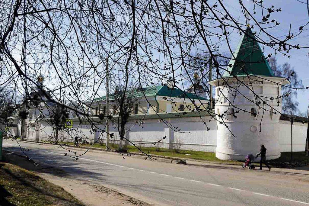 Стены Борисоглебского монастыря в центре Дмитрова
