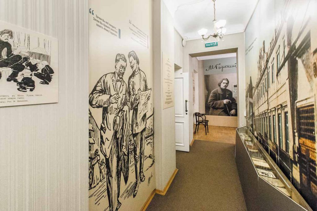 Экспозиция в коридоре рассказывает о творческих взаимоотношениях Горького с Чеховым.