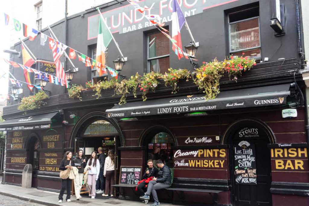 Писали, что был здесь паб Pravda, отделанный в советском пролетарском стиле