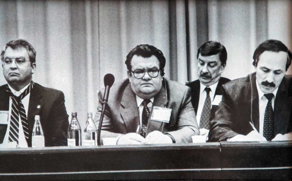 В президиуме Третьей встречи породненных городов СНГ и США в Москве. 1994 год