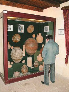 Сейчас в Дербентской крепости находятся только музеи. Выставка образцов гончарного искусства разных времен