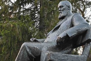 Напротив главного дома стоит памятник А.Н. Островскому работы скульптора А.П. Тимченко