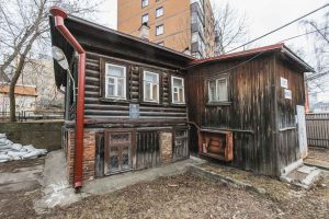 Мало кто находит во дворе этот маленький покосившийся домик, а ведь именно в нем родился Горький