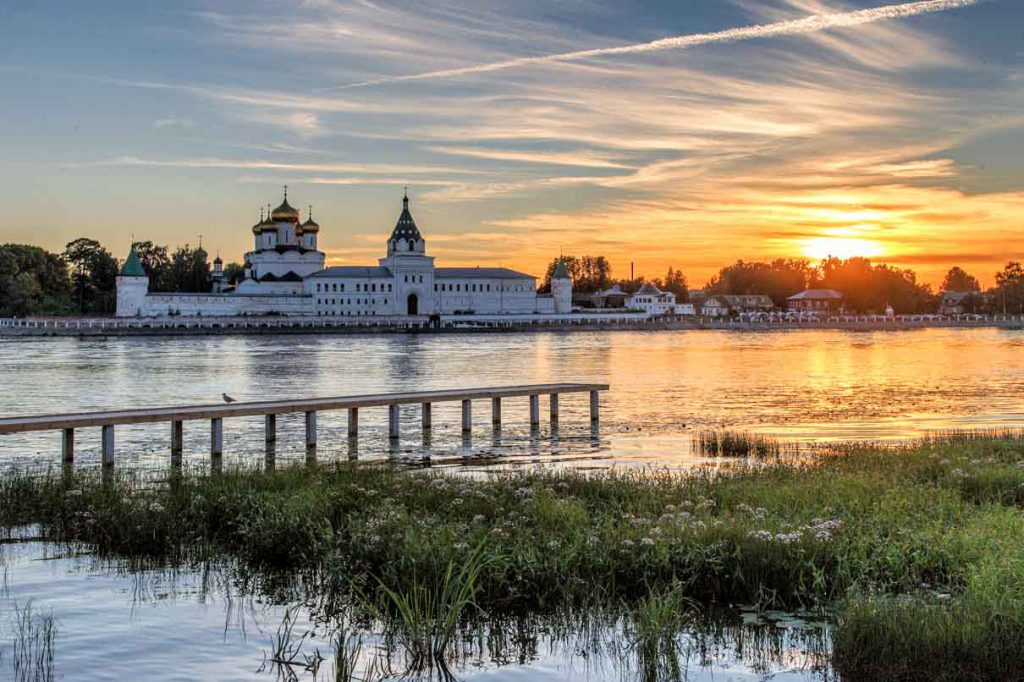 Ипатьевский монастырь защищен от городского шума рекой Костромой