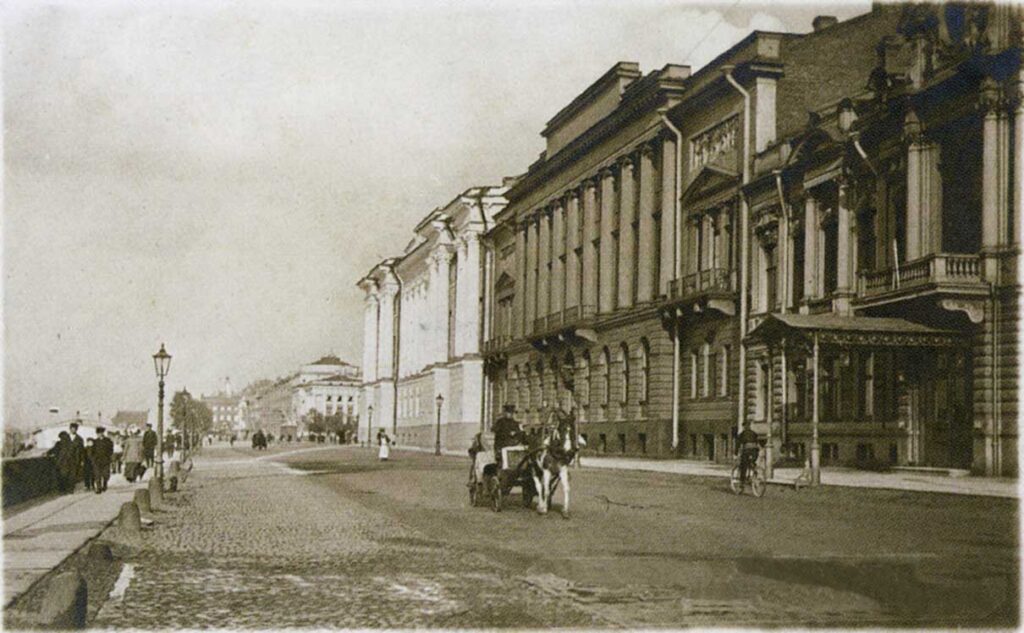 Английская набережная в Санкт-Петербурге. Справа второй, с десятью ионическими колоннами, дом И.С. Лаваля