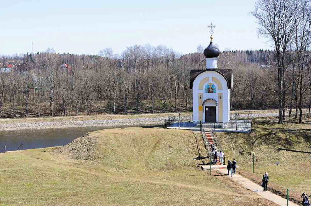 Часовня Исповедников и новомучеников российских на берегу канала в Деденев