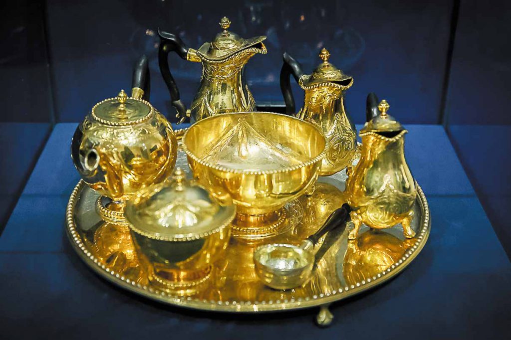 Детский позолоченный чайно-кофейный сервиз