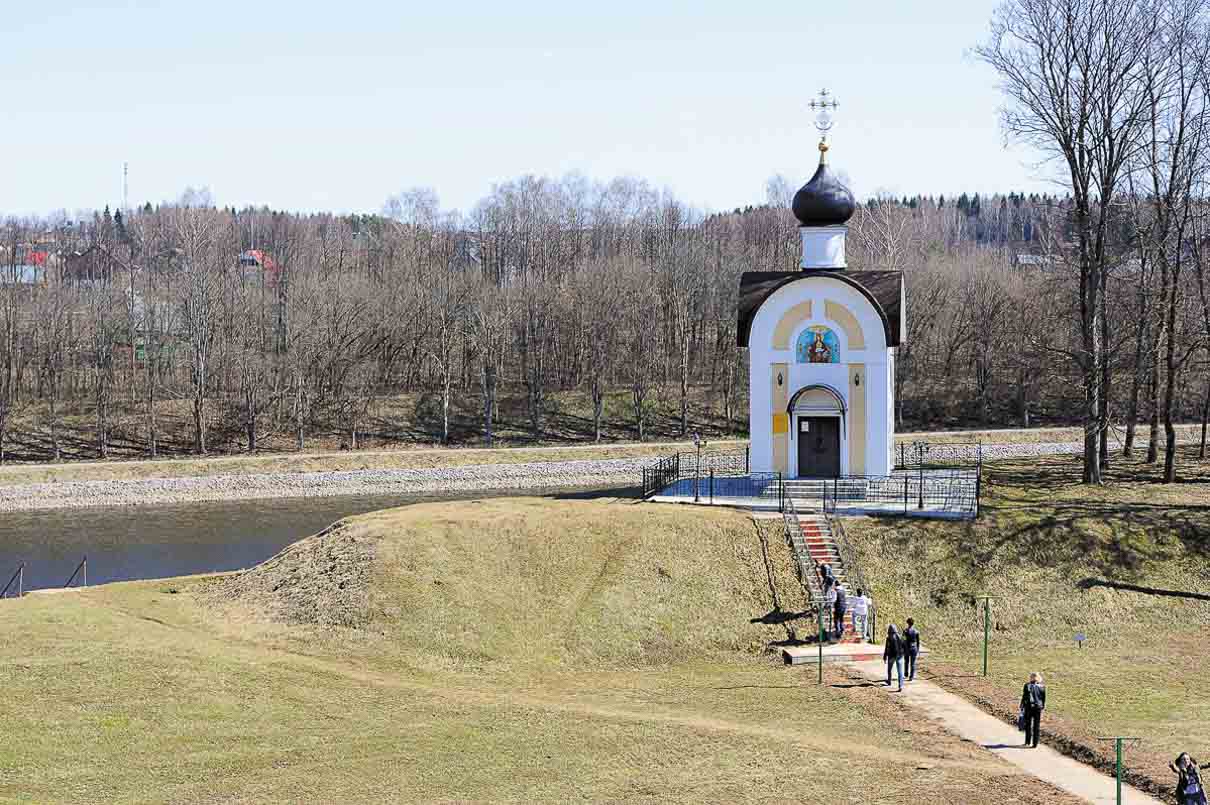 Часовня Исповедников и новомучеников российских на берегу канала в Деденев
