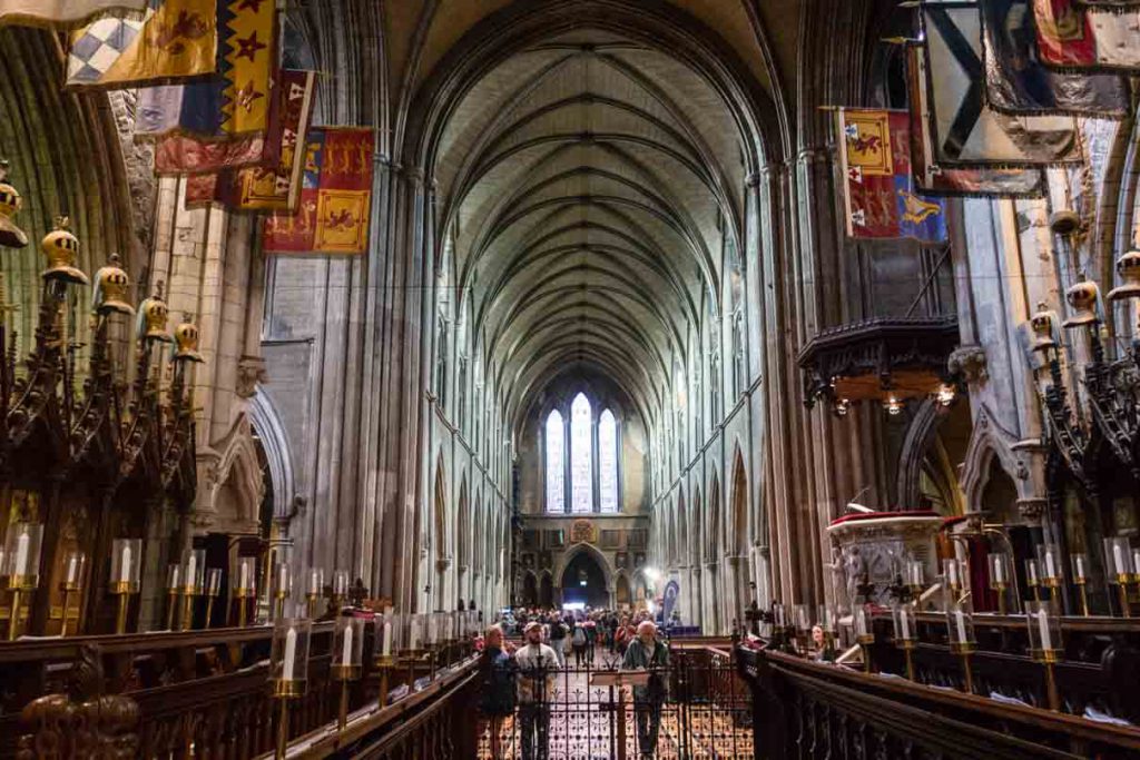 Хоры рыцарей с гербами, флагами, доспехами, резными сиденьями создают атмосферу средневекового орденского зала.