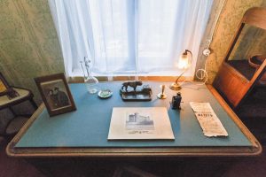 На столе в Шаляпинской комнате центральное место занимает альбом с видами Народного дома