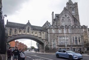 Синодальный зал, соединенный переходом с кафедральным собором Христа. Сейчас здесь колоритный музей викингов