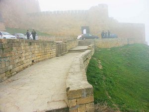 Вход в крепость через южную стену. Молодожены Дербента непременно приезжают сюда, чтобы выпустить над городом пару белых голубей