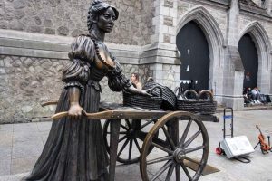 Власти решили ставить охрану к статуе Молли Малоун, чтобы прохожие оставили в покое грудь героини