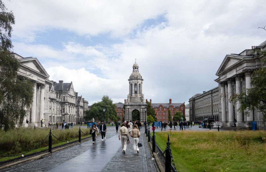Тринити-колледж — главный университет страны, выпускниками которого были многие ирландские знаменитости