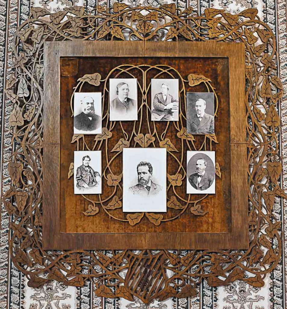 Подобные деревянные кружева Александр Островский создавал сам с помощью лобзика