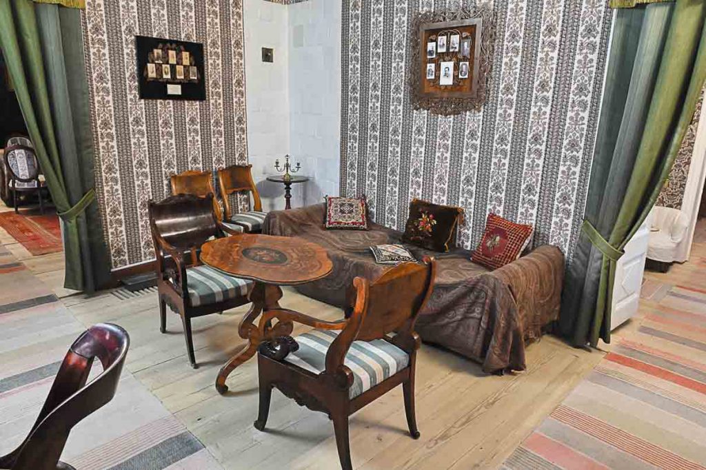 Обои в доме Островских воспроизвели по сохранившимся фрагментам