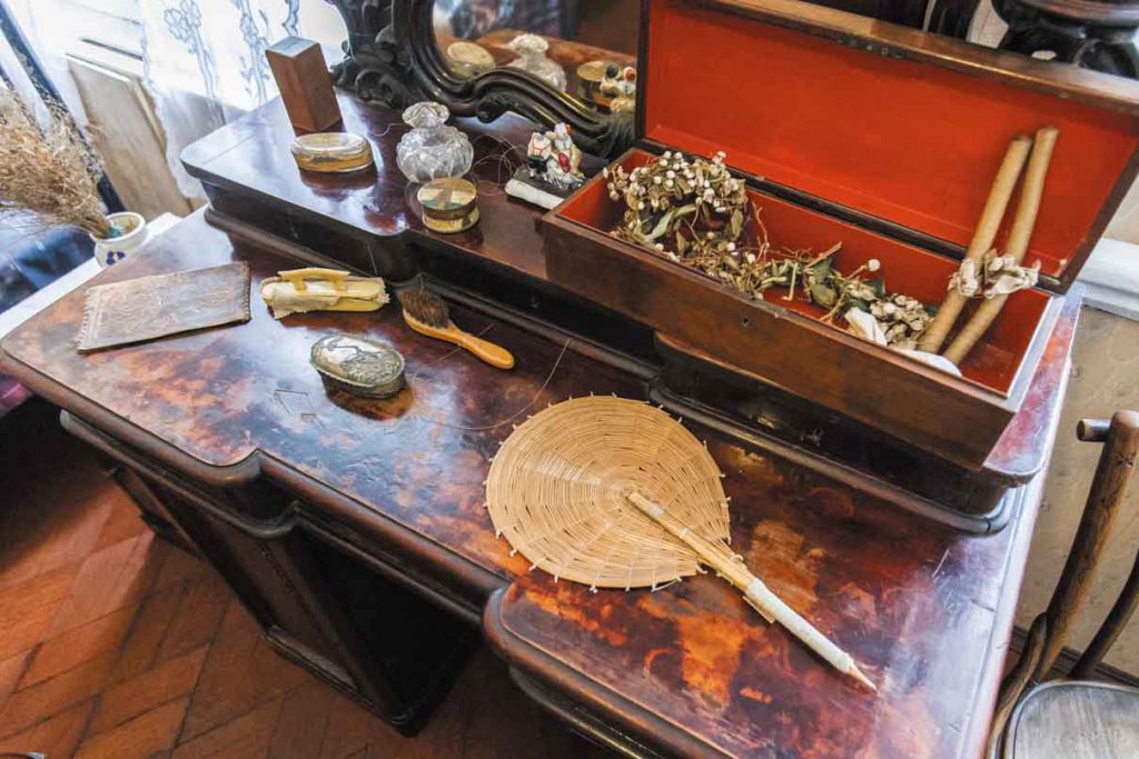 Туалетный столик красного дерева — часть приданого жены писателя. В шкатулке свадебный головной убор Екатерины Павловны и венчальные свечи