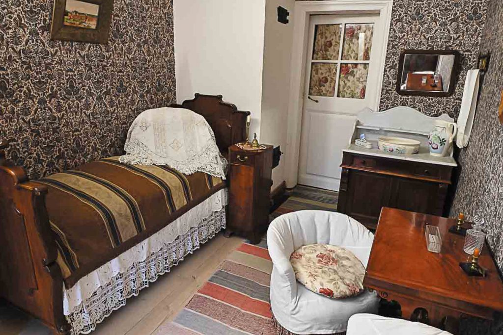 На полу можно увидеть домотканые дорожки — такие нередко стелили в усадебных домах