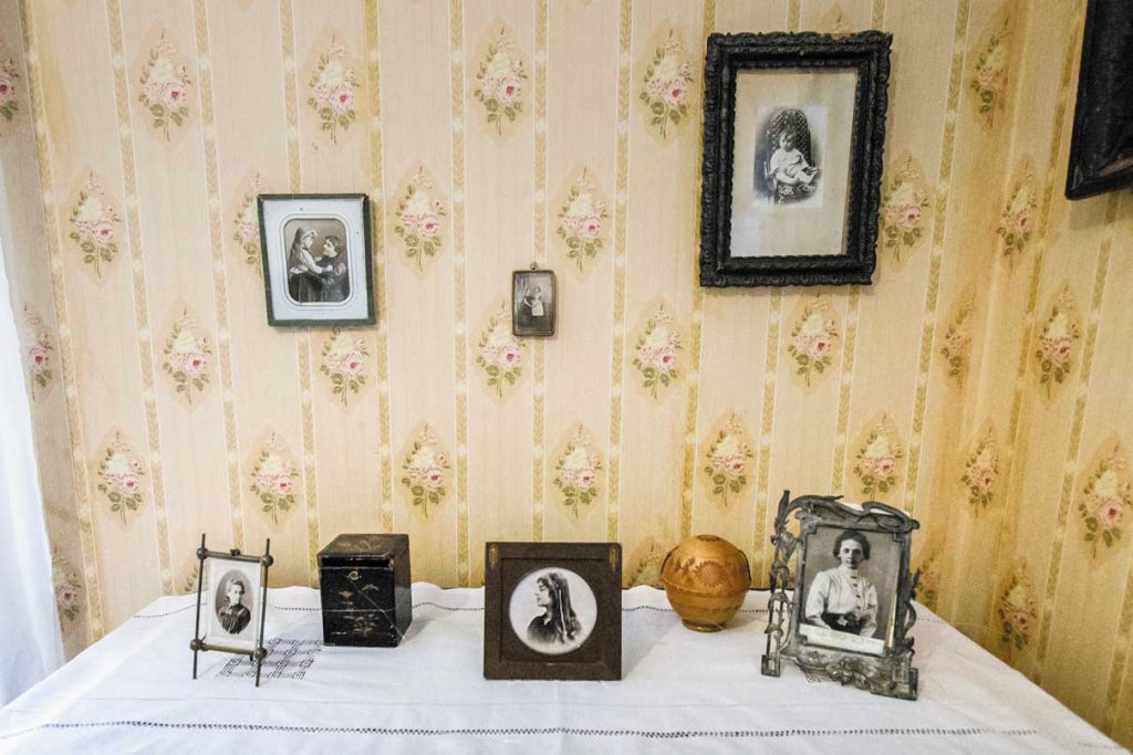 На комоде шкатулки для рукоделия и фотографии