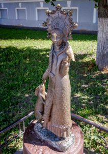 В самом центре Костромы, словно в диком лесу — среди птиц и зайцев, обитает Снегурочка