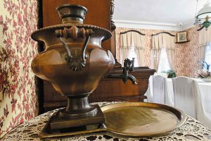 Самовар-репка был подарен еще отцу писателя, Николаю Островскому, а много лет спустя музею его передала внучка драматурга, Мария Шателен