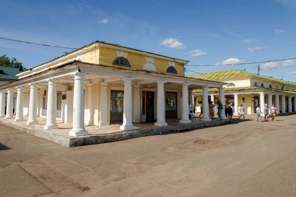 Огромное пространство в центре Костромы занимают Торговые ряды XVIII века