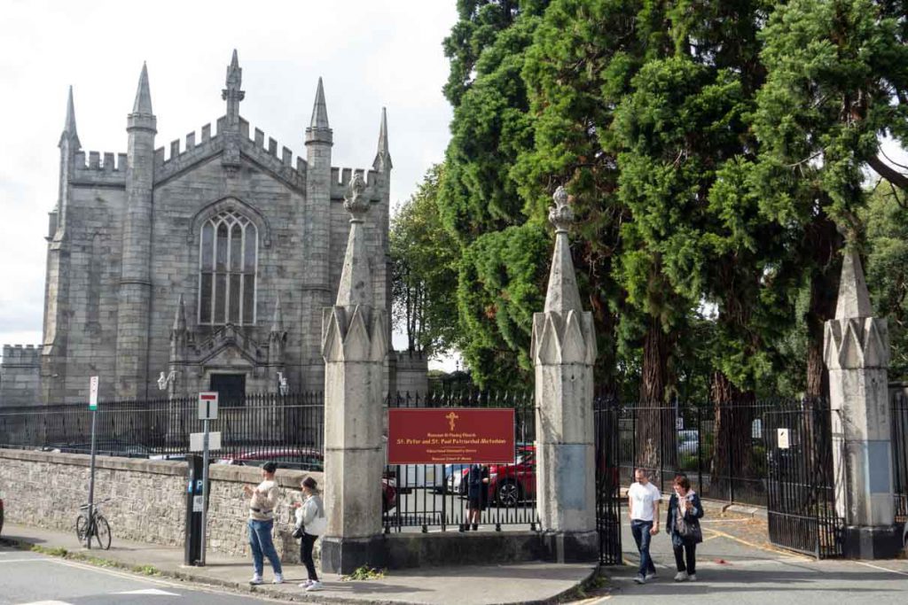 В русской церкви Петра и Павла также проходят встречи Православного братства Ирландии, объединяющего разные православные церкви