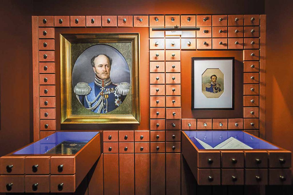 Портреты главы III Отделения А.Х. Бенкендорфа (слева) и начальника Штаба корпуса жандармов Л.В. Дубельта