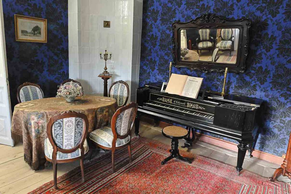 В гостиной стоит инструмент Островских — столообразное фортепиано, приобретенное еще отцом писателя