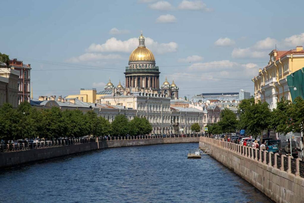 Вид на Исаакиевский собор с Поцелуева моста