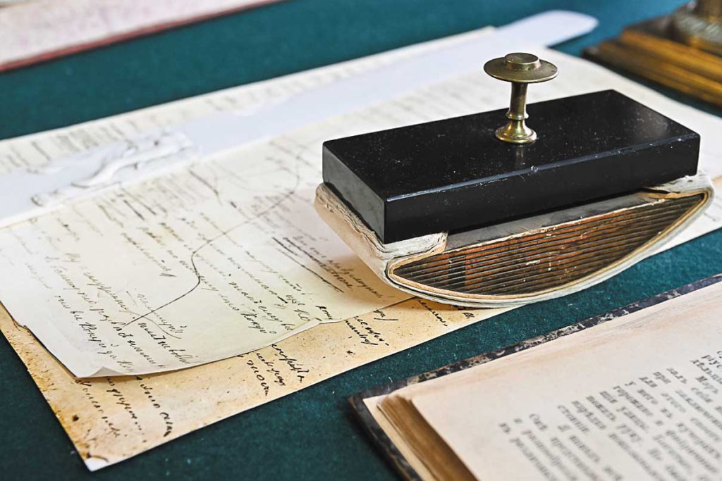 На письменном столе — рукописи пьес и переводов, над которыми писатель работал в последние годы